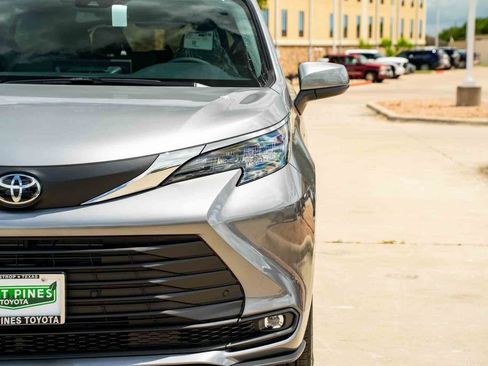 New 2026 Toyota Sienna XLE FWD image 7