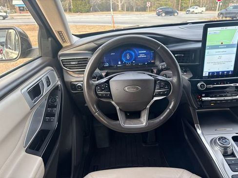 Used 2021 Ford Explorer Platinum w/ Premium Technology Package image 13