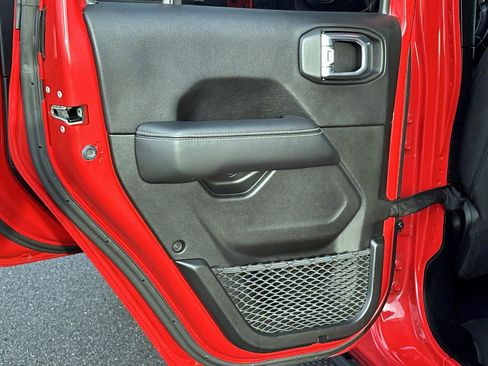 Used 2019 Jeep Wrangler Unlimited Sahara image 12