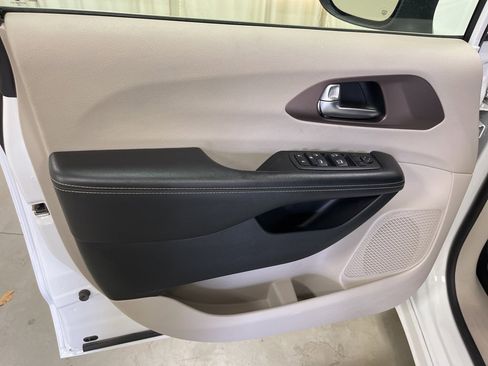 Used 2022 Chrysler Voyager LX image 11