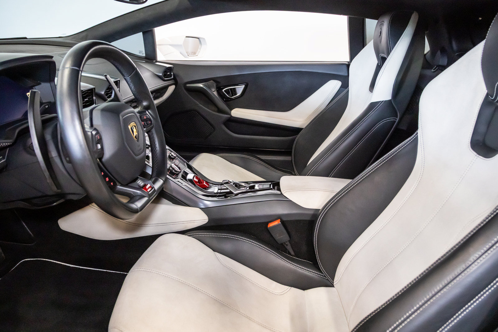 Used 2015 Lamborghini Huracan LP 610-4 AWD/4WD image 32