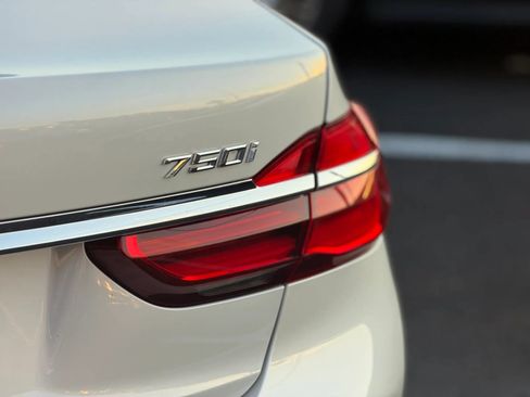 Used 2019 BMW 750i w/ Executive Package RWD image 3