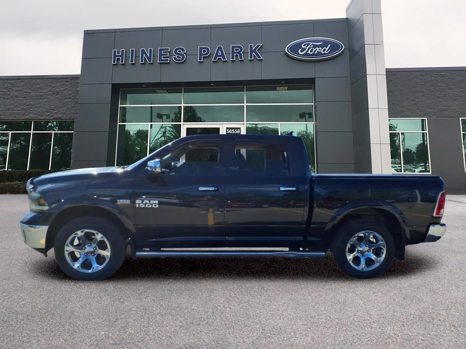 Used 2016 RAM 1500 Laramie w/ Convenience Group AWD/4WD image 4
