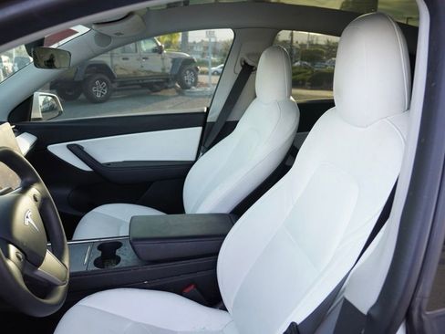 Used 2022 Tesla Model Y Long Range image 14