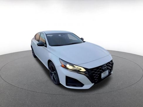 Used 2025 Nissan Altima 2.5 SR image 3