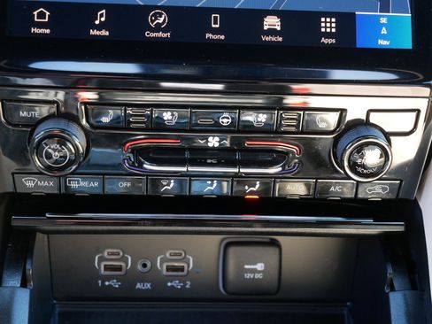 Used 2025 Jeep Grand Cherokee Limited w/ Luxury Tech Group II image 32