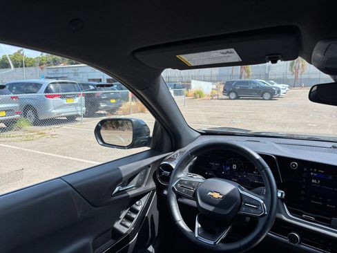 Used 2025 Chevrolet Equinox LT FWD image 30