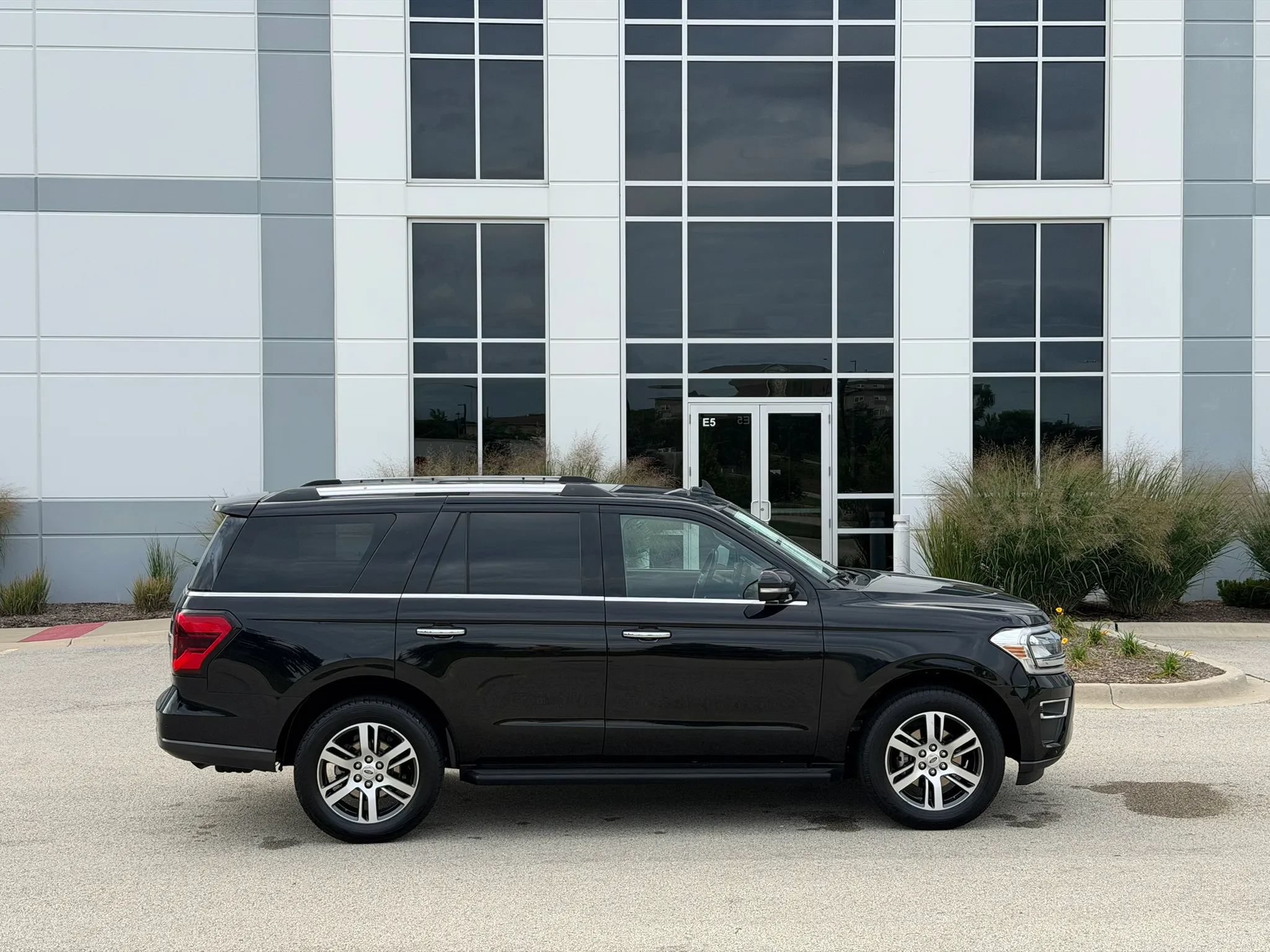 Used 2024 Ford Expedition Limited RWD image 4