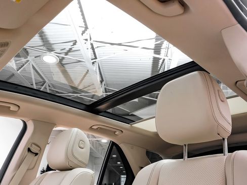 Used 2022 Mercedes-Benz GLE 350 4MATIC w/ AMG Line Exterior image 5