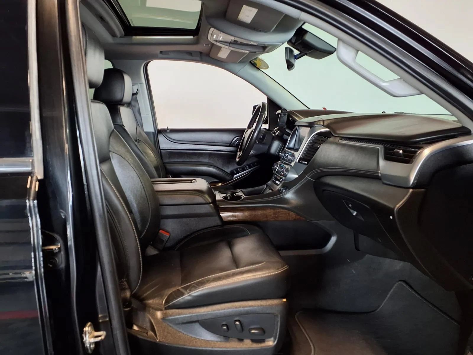 Used 2020 Chevrolet Suburban LT AWD/4WD image 13
