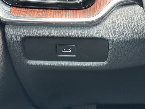 Used 2025 Volvo V60 B5 Cross Country Plus image 30