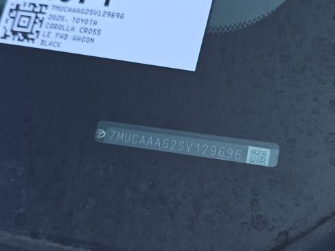 Used 2025 Toyota Corolla Cross LE FWD image 3