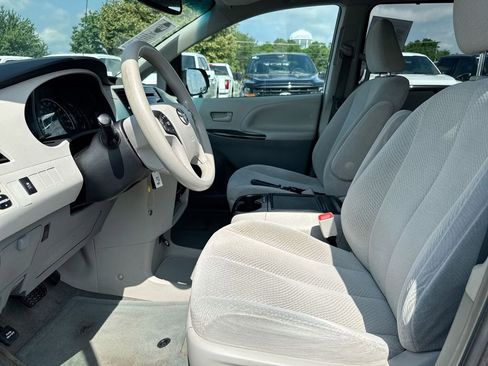 Used 2013 Toyota Sienna LE w/ Towing Pkg FWD image 19