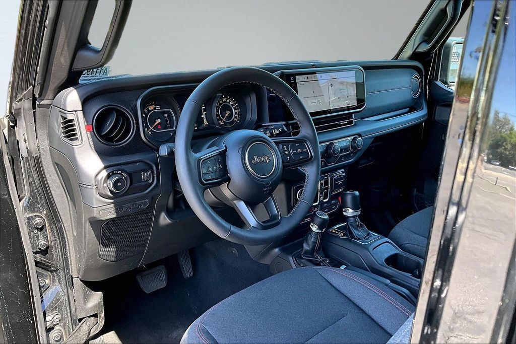 Certified 2025 Jeep Wrangler Unlimited Rubicon w/ Convenience Group AWD/4WD image 4