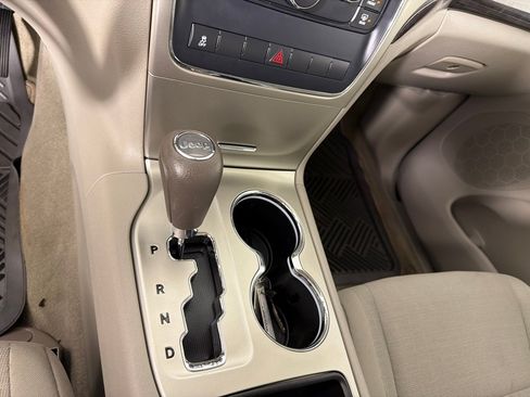 Used 2011 Jeep Grand Cherokee Laredo w/ Mopar Chrome Edition Group AWD/4WD image 15