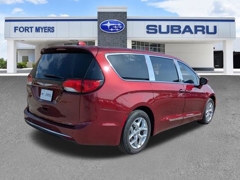 Used 2018 Chrysler Pacifica Touring Plus w/ Tire & Wheel Group FWD image 5