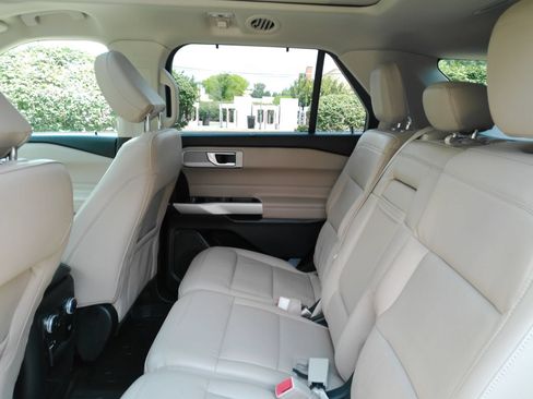 Used 2021 Ford Explorer Limited w/ Equipment Group 301A AWD/4WD image 12