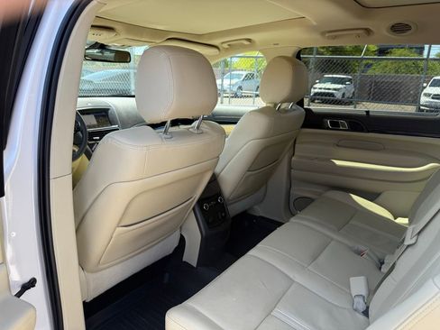 Used 2019 Lincoln MKT AWD image 11