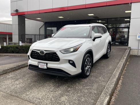 Used 2022 Toyota Highlander XLE AWD/4WD image 3