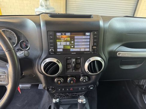 Used 2017 Jeep Wrangler Unlimited Rubicon w/ Connectivity Group AWD/4WD image 17