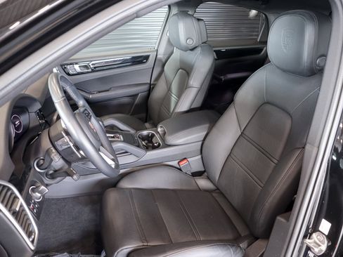 Used 2022 Porsche Cayenne Coupe image 5