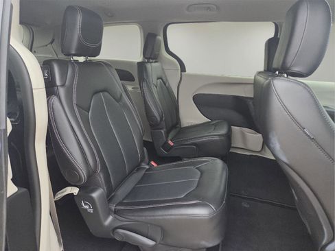 Used 2024 Chrysler Pacifica Touring-L image 27