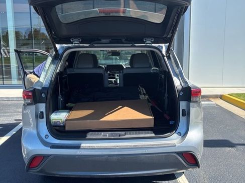 Used 2020 Toyota Highlander Limited FWD image 11