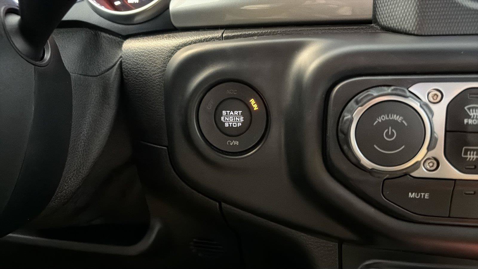 Used 2019 Jeep Wrangler Unlimited Sahara w/ Safety Group AWD/4WD image 28