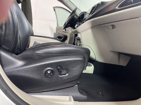 Used 2020 Chrysler Pacifica Touring-L Plus w/ Tire & Wheel Group image 25