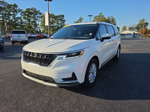 Used 2024 Kia Carnival LX image 4