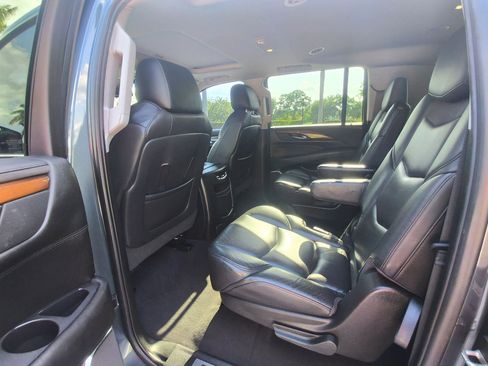 Used 2019 Cadillac Escalade ESV Luxury AWD/4WD image 9