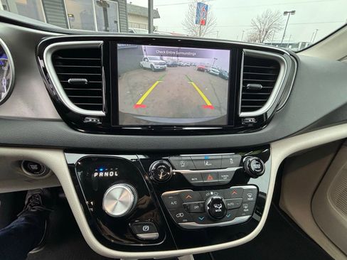 Used 2022 Chrysler Pacifica Touring-L image 16