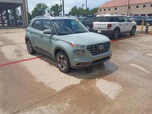 Used 2025 Hyundai Venue SEL FWD image 6