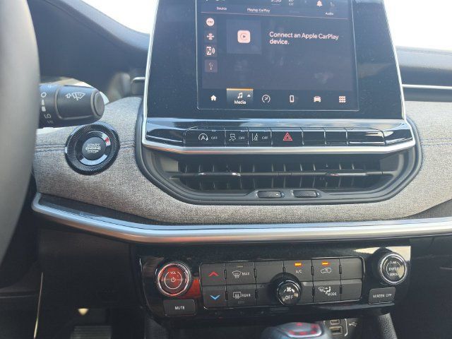 Used 2025 Jeep Compass Latitude AWD/4WD image 10