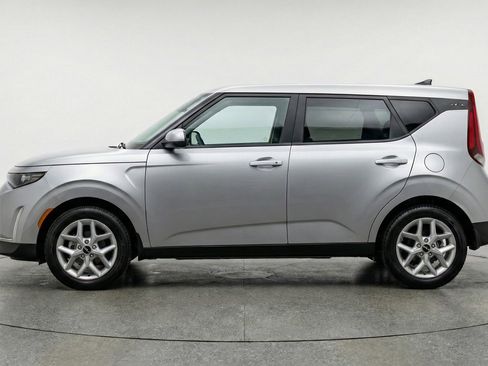 Used 2025 Kia Soul LX w/ LX Technology Package FWD image 5