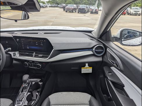 New 2026 Chevrolet Trax LT w/ Sunroof Package FWD image 4