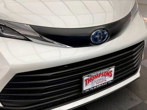 Used 2025 Toyota Sienna XLE image 31
