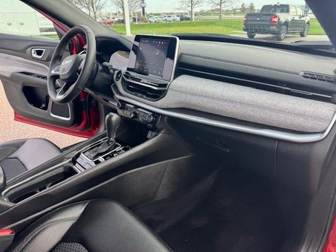 Used 2025 Jeep Compass Latitude image 36