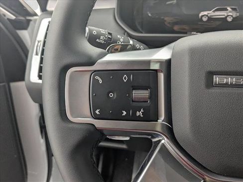 New 2025 Land Rover Discovery Dynamic SE image 13
