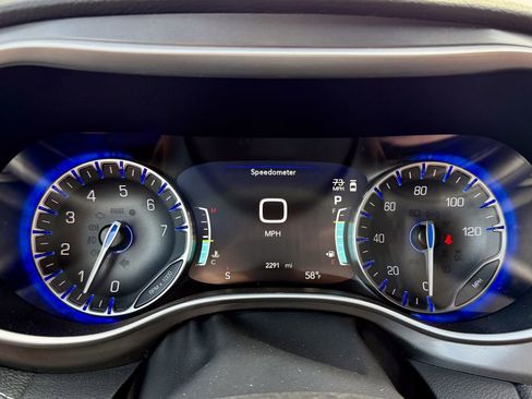 Used 2026 Chrysler Pacifica Select image 21