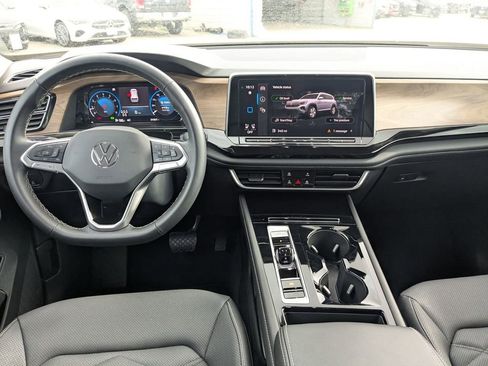 Used 2025 Volkswagen Atlas SE image 26