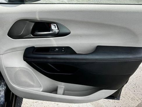 Certified 2023 Chrysler Pacifica Touring-L FWD image 13