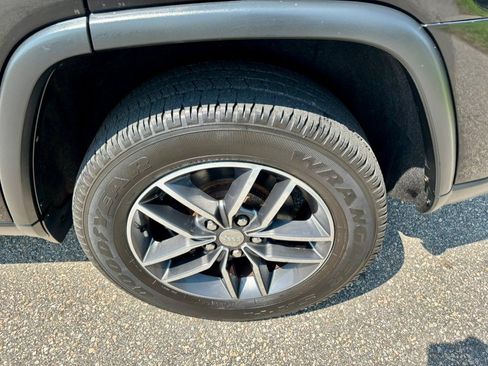 Used 2018 Jeep Grand Cherokee Limited AWD/4WD image 36