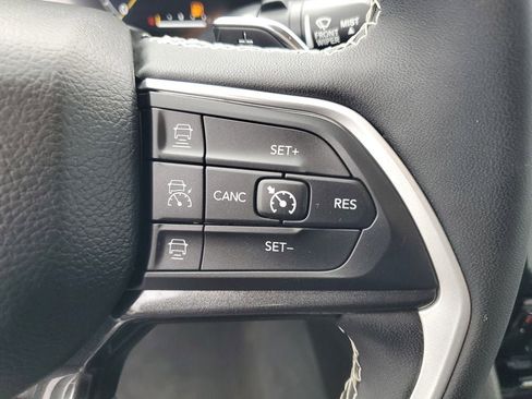 Used 2023 Jeep Grand Cherokee L Laredo image 12