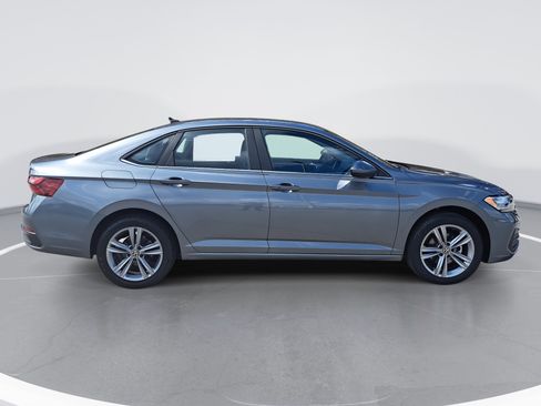 Used 2022 Volkswagen Jetta SE image 2