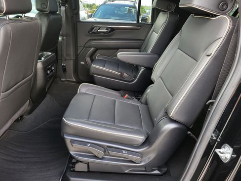Used 2025 Chevrolet Suburban Premier RWD image 13