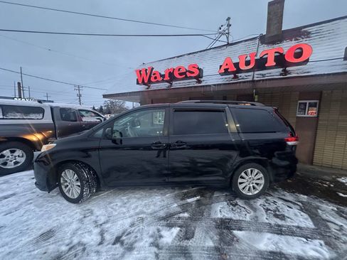 Used 2013 Toyota Sienna LE image 2