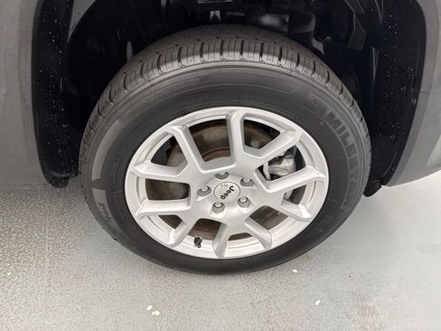 Used 2023 Jeep Renegade Latitude AWD/4WD image 13