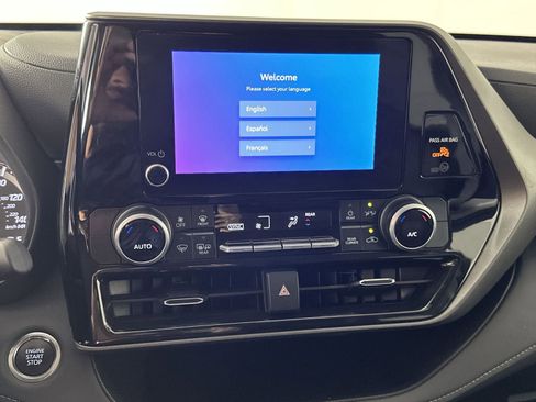 Used 2025 Toyota Highlander LE FWD image 19