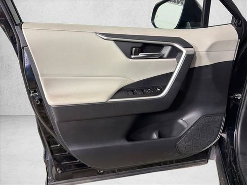 Used 2020 Toyota RAV4 XLE AWD/4WD image 10